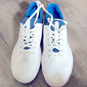 On the Roger advantage white shoes like new condition